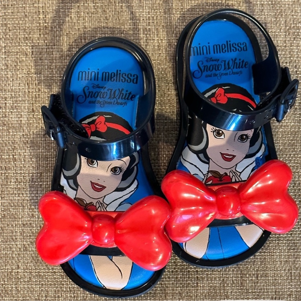 Mini Melissa Snow White sandals size 6